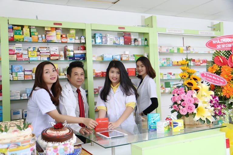 thày Phú phụ trách phối hợp thuốc phối liều cho các bạn dược sĩ tại nhà thuốc tốt